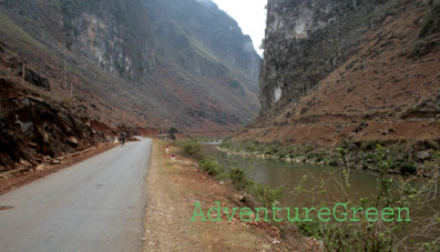 Road by the Nho Que River from Quan Ba to Yen Minh