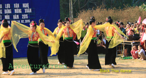 Black Thai dance at Thuan Chau