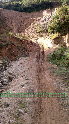 Landslide on the trail to the summit of Chieu Lau Thi