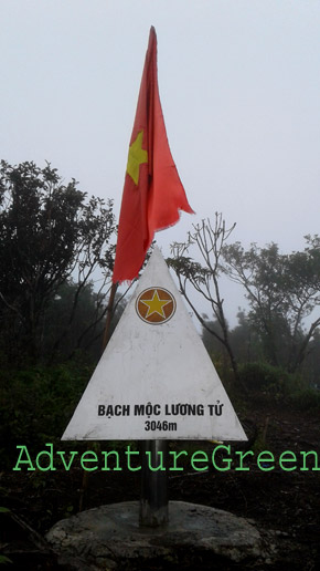 a tetrahedron made of stainless steel to mark the summit of Mount Ky Quan San Bach Moc Luong Tu