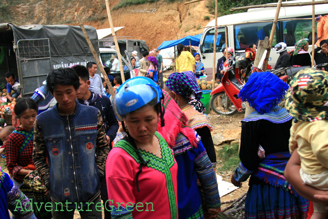 Ethnic groups at Can Cau Market