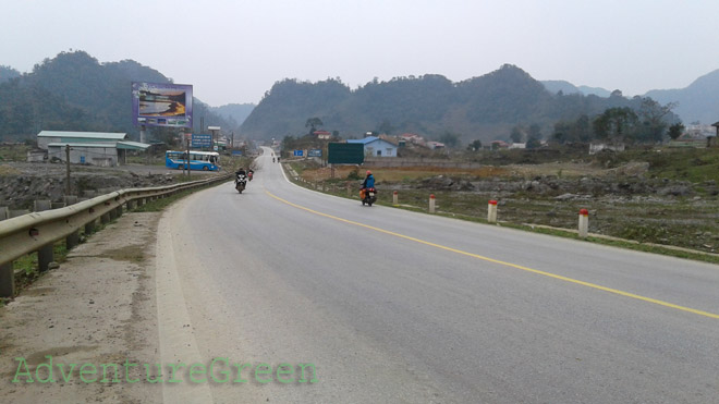 Route 6 at Van Ho, entrance to the Moc Chau Plateau