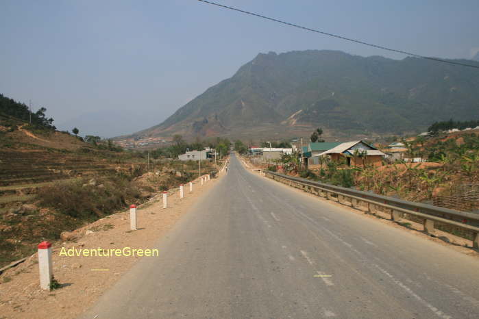 A lovely road at Than Uyen District, Lai Chau Province via which we can travel to Mu Cang Chai (Yen Bai Province)