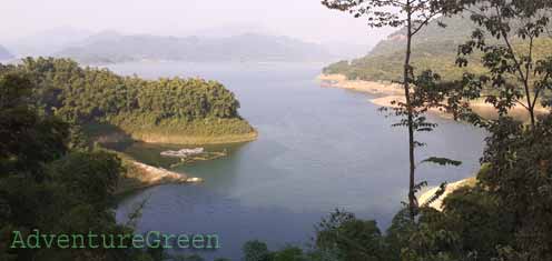 There are few enclosed bodies of water on the Ba Khan Lake