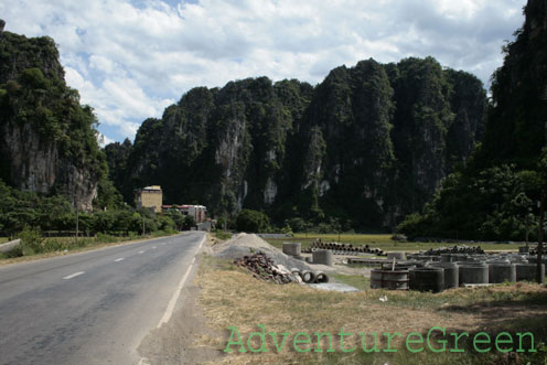 Route 6 at Tan Lac Hoa Binh near the t-junction to Ninh Binh