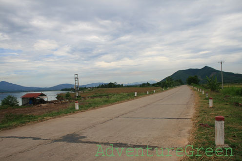 Road from Hoa Binh to Phu Tho along the Da River
