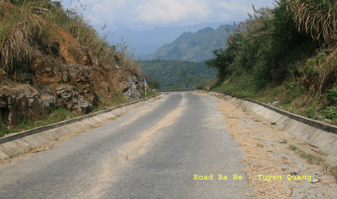 Route 279 connects Ba Be and Tuyen Quang Province and Ha Giang Province with sensational natural landscape