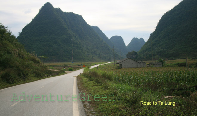Excellent road with wonderful landscape between Ta Lung and Cao Bang City