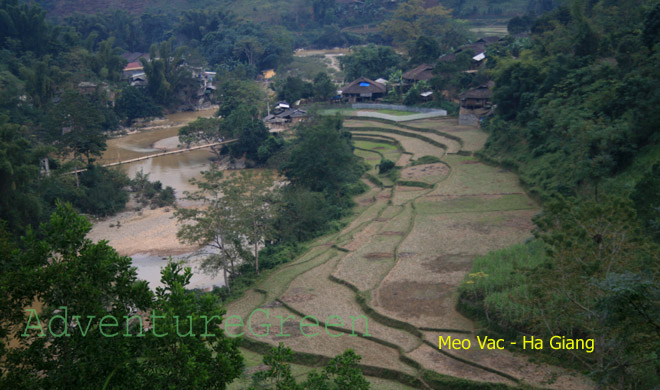 Idyllic scenery by the side of the Nhiem River