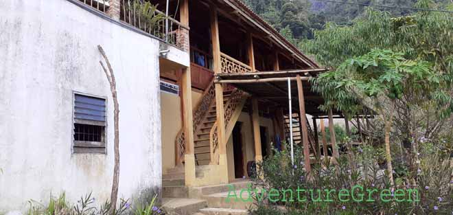 Facade of a homestay at Hang Kia