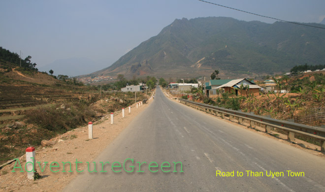 Road to Than Uyen Town
