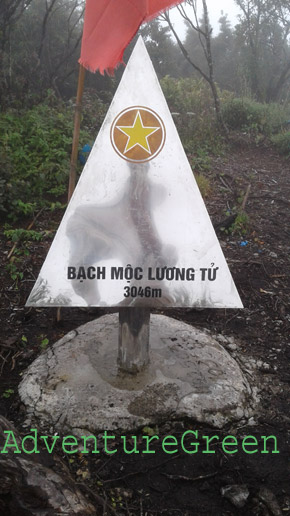 We are at the summit of 3.046m of Bach Moc Luong Tu