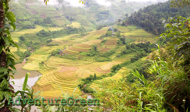 To get to the base of the Nhiu Co San Mountain for the trekking tours, we have to travel through stunning landscapes of mountains and rice terraces
