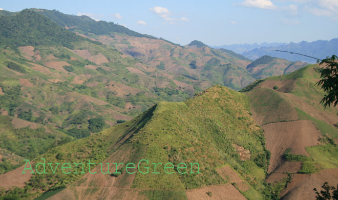 Captivating mountains viewed from Route 43 if we enter the Moc Chau Plateau from the Da River