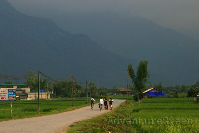The scenic road from Nghia Lo to Tram Tau in Yen Bai Province
