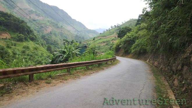 Road to Tram Tau running between two ranges of mountains