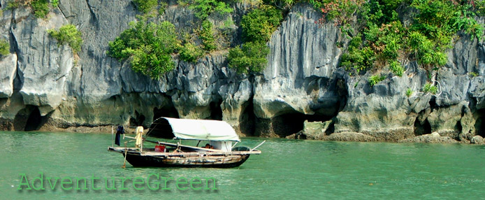 A fishing boat near the Thien Cung Cave