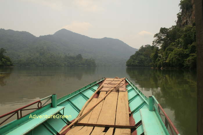 Boat trip on the Ba Be Lake to venture further into the Ba Be National Park