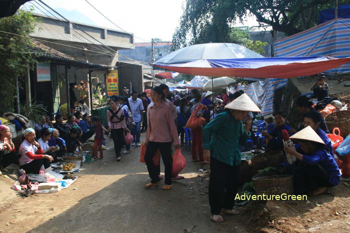 We can visit the Quang Khe Market and the Hua Ma Cave on the way