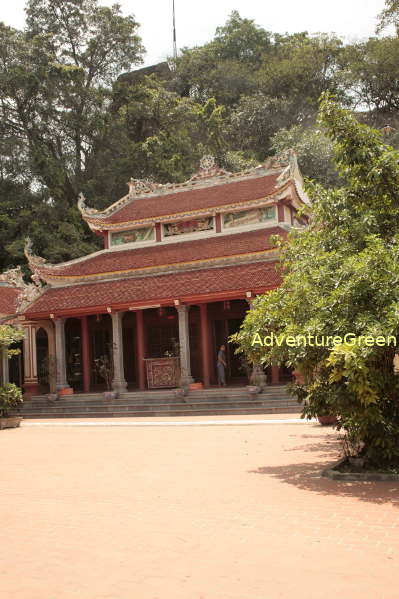 Non Nuoc Pagoda at the base of the Duc Thuy Mountain