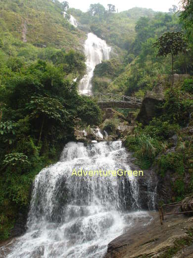 A closer view of the Silver Waterfall from the mountain base