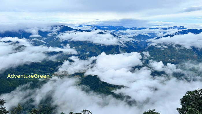 Breathtaking clouds on the trek to Mount Ta Chi Nhu (Phu Song Sung)