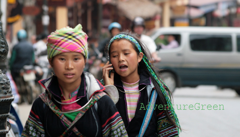 Une fille Hmong Noire au téléphone à Sapa