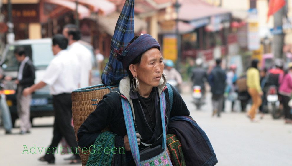 Une vieille dame Hmong Noire à l'air triste