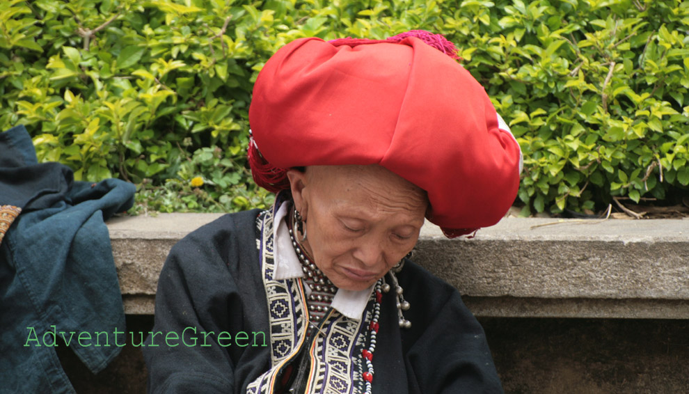 Une  vieille dame Dzao Rouge endormie à Sapa